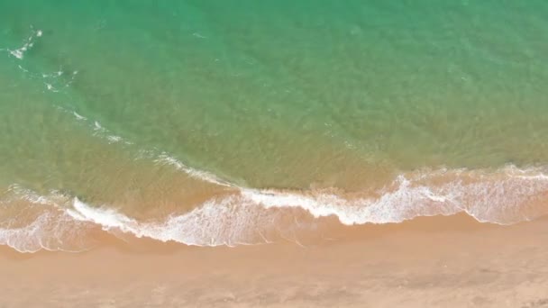 Vista aérea Vista aérea del dron desde el océano, las olas del océano, las hermosas olas no terminan los marcos uno por uno mientras las olas marinas turquesas rompen en la costa arenosa. 4K — Vídeos de Stock