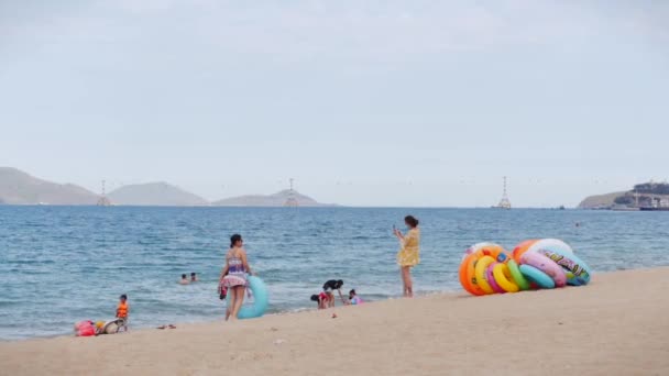 Gente, playa tras cuarentena, después de la pandemia de Covid-19, playas de Vietnam. Nha Trang, Vietnam, 14 de junio de 2020 . — Vídeos de Stock