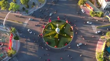 Otomobilleri ve motosikletleri geçmek. Şehrin çevre yolu manzarası. Aktif trafik araçları ve motosikletler farklı akarsularda, tehlikeli trafikte seyahat ediyorlar. Asya, Nha Trang, Vietnam.