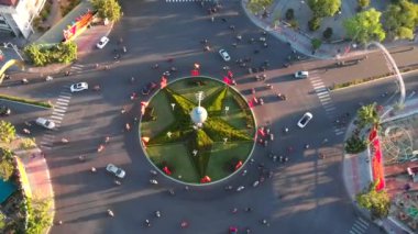 Otomobilleri ve motosikletleri geçmek. Şehrin çevre yolu manzarası. Aktif trafik araçları ve motosikletler farklı akarsularda, tehlikeli trafikte seyahat ediyorlar. Asya, Nha Trang, Vietnam.