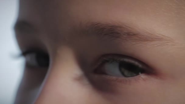 Retrato de una niña divertida mirando a la cámara, de cerca ojo, día de verano soleado, cara linda bebé de preescolar, mirando a la cámara en la calle. — Vídeos de Stock