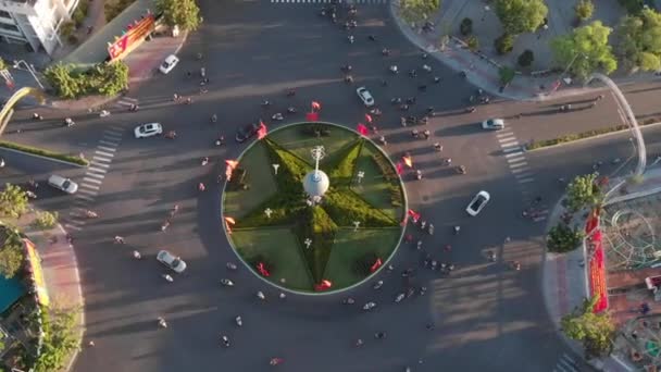 Vorbei an Autos und Motorrädern. Draufsicht in die Stadt auf der Ringstraßen.Aktive Fahrzeuge Autos und Motorräder fahren in verschiedenen Strömen, gefährlicher Verkehr. Asien, Nha Trang, Vietnam. — Stockvideo