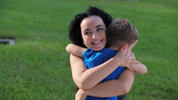 Feliz conceito de família. Bonito filho afetuoso adotivo criança bebê menino abraços pais mãe mãe com olhos fechados, filho ou filha adorável abraço mãe abraço desfrutando de um momento doce terno — Vídeo de Stock