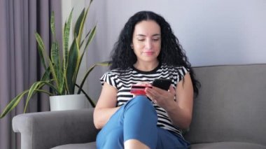 Güzelim Gün 'deki Genç Kadın İnternet' te Cep Telefonu ya da Bilgisayarı Kullanarak Kolay Satın Alma Ödemesini Yapıyor.