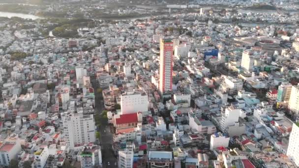 Luftdroner har en smuk udsigt over byen fra en fugleperspektiv med skyskrabere eller høje bygninger på baggrund af et smukt blåt hav. 4K. – Stock-video