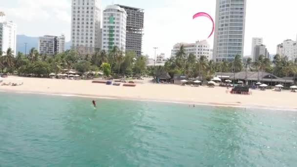 专业风筝冲浪者在海浪上的杂技跳跃，运动员在空中用风筝和滑板表演体育特技跳跃。极端水上运动和暑假概念 — 图库视频影像