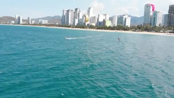 Salto acrobático de kite surfista profissional na onda do mar, atleta mostrando truque esporte pulando com pipa e embarque no ar. Esportes aquáticos extremos e conceito de férias de verão — Vídeo de Stock