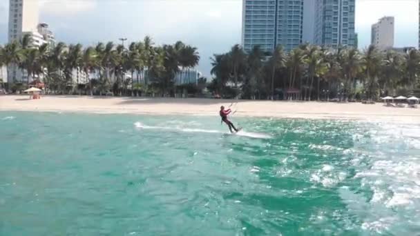 Extreme watersport en zomervakantie concept. Professionele kitesurfer op de zee golf, atleet tonen sport truc springen met vlieger en boord in de lucht. — Stockvideo