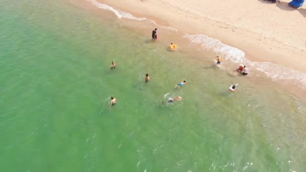 Pohled na pláž, jen málo lidí, pláž po karanténě, po pandemii Covid-19, koncept lidí, dovolená, pláže. — Stock video