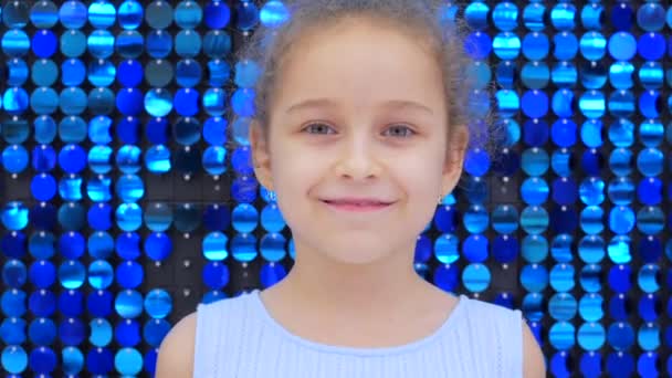 Portret Grappig meisje lachend kind kijkend naar camera, schattig kind met mooi gezicht. Concept van een gelukkige jeugd. — Stockvideo