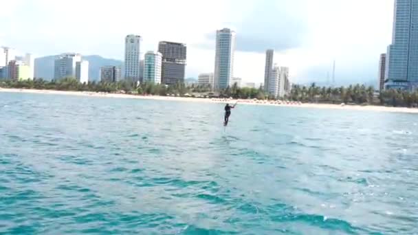Esportes aquáticos extremos e conceito de férias de verão. Kite surfista profissional na onda do mar, atleta mostrando truque esporte pulando com pipa e placa no ar. — Vídeo de Stock