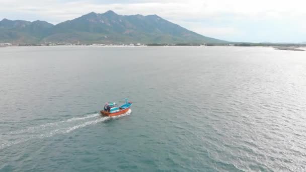 전문적 인 어선이고 기잡이를 마치고 아침에 항구로 돌아오는데, 이 배는 오징어와 바닷가재를 잡기 위한게 덫을 단 아시아 어선 의 드론 에서 고속으로 쏘아 올린 것이다. — 비디오