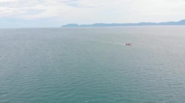Profesyonel balıkçı teknesi, balık tuttuktan sonra sabah gün ışığında limana döner. Yüksek hızda mürekkep balığı ve ıstakoz avlamak için yengeç tuzakları olan bir balıkçı teknesinin insansız hava aracından ateş eder.