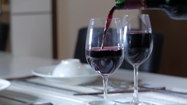 Sommelier mahzende şarap tadıyor, bardağa mükemmel bir kırmızı şarap dolduruyor.. — Stok video
