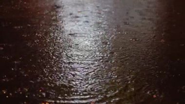 Geceleri yazın ya da sonbaharın yağmur damlaları şehirdeki asfalta düşer, büyük bir su birikintisine dönüşür ve caddeyi sel basar. Sel, yağmur mevsimi ve şiddetli yağmurdur. Yağmur damlaları yağıyor.