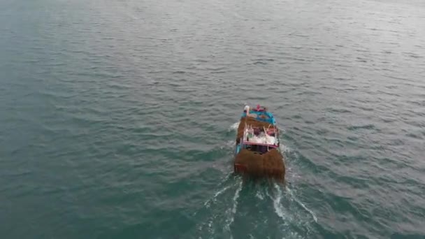 Buque de pesca profesional regresa al puerto por la mañana bajo el sol después de la pesca, disparando desde el dron de una goleta de pesca asiática un barco con trampas de cangrejo para calamares y langosta a alta velocidad — Vídeos de Stock