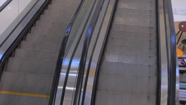 Movendo-se para cima a escada rolante com lados de vidro e Passos de metal. Escada rolante em movimento no shopping center. Fechar Vista. Pessoas a máscara Covid-19. — Vídeo de Stock