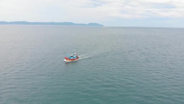 Buque de pesca profesional regresa al puerto por la mañana bajo el sol después de la pesca, disparando desde el dron de una goleta de pesca asiática un barco con trampas de cangrejo para calamares y langosta a alta velocidad — Vídeos de Stock