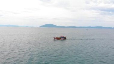 Profesyonel bir balıkçı teknesindeki denizciler, balık tuttuktan sonra sabah limana dönerler. Yüksek hızda ıstakoz ve mürekkep balığı avlamak için yengeç tuzaklı bir balıkçı teknesinin insansız hava aracı ile vurulması..