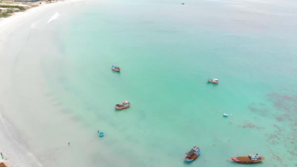 Profesionální rybářský člun, drone střelba asijského rybářského škuneru, člun s řasami na palubě, námořníci fossing mořské řasy do mořských řas před vyplutím.