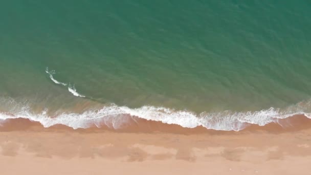 Όμορφα κύματα δεν τελειώνει πλαίσια ένα προς ένα, ενώ τα τυρκουάζ κύματα της θάλασσας σπάσει στην αμμώδη ακτή., εναέρια drone shot θέα στον ωκεανό των κυμάτων του ωκεανού. 4K — Αρχείο Βίντεο