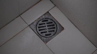 Su akıntısı kanalizasyona akıyor. Duş Suyu Kanalizasyonu. Banyo kabininde duş gideri. Su akıyor..