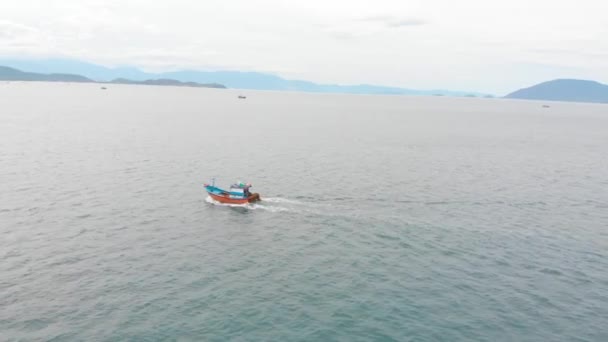 Nave da pesca professionale torna al porto al mattino al sole dopo la pesca, tiro da drone di una goletta di pesca asiatica una barca con trappole per granchi per calamari e aragoste ad alta velocità — Video Stock