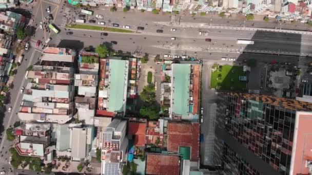 Luchtdrones hebben een prachtig uitzicht over de stad vanuit een vogelperspectief met wolkenkrabbers of hoge gebouwen tegen de achtergrond van een prachtige blauwe zee. 4K. — Stockvideo