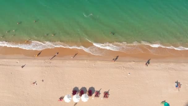 Pohled z ptačí perspektivy na pláž, malý počet neznámých lidí na pláži, pláž za karanténou, po pandemii Covid-19, koncept lidí, rekreace, pláže. Asie, Nha Trang, Vietnam, 28. července 2020 — Stock video
