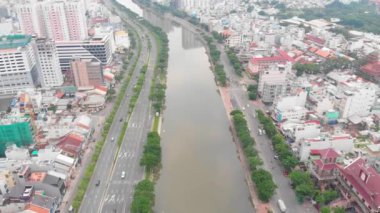 İnsansız hava araçları, güzel mavi bir denizin arka planına karşı gökdelenleri ya da yüksek binaları olan kuş bakışı bir manzarayla büyük şehri güzel bir şekilde görürler. 4K.