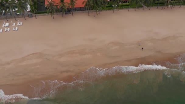 Vue à vol d'oiseau de la plage, plage vide déserte, peu de gens, la plage après quarantaine, plage de la mer dans la pandémie Covid-19, le concept de personnes, vacances, plages. — Video