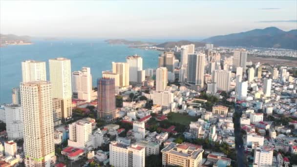 Drones aerial mengambil pemandangan indah kota besar dari pandangan mata burung dengan pencakar langit atau bangunan tinggi dengan latar belakang laut biru yang indah. 4K. — Stok Video