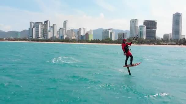 专业风筝冲浪者在海浪上的杂技跳跃，运动员在空中用风筝和滑板表演体育特技跳跃。极端水上运动和暑假概念 — 图库视频影像