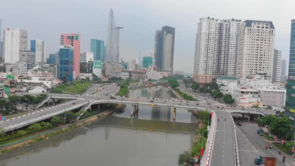 Hochiminh, Vietnã - 17 de agosto de 2020. Os drones aéreos têm uma bela vista da cidade grande a partir de uma visão de olhos de pássaros com arranha-céus ou edifícios altos contra o pano de fundo de um belo mar azul. 4K. — Vídeo de Stock
