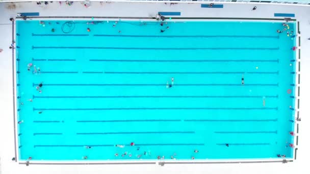 Ciudad verano día parque acuático lleno de anillos amarillos piscina vista aérea panorama 4k. — Vídeos de Stock