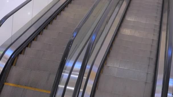 Mozgó fel az Escalator üveg oldalsó és fém lépcsők. Mozgó Escalator Bevásárlóközpont. Közelről Kilátás. Az emberek a maszk Covid-19. — Stock videók