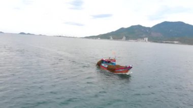 Profesyonel bir balıkçı teknesindeki denizciler, balık tuttuktan sonra sabah limana dönerler. Yüksek hızda ıstakoz ve mürekkep balığı avlamak için yengeç tuzaklı bir balıkçı teknesinin insansız hava aracı ile vurulması..