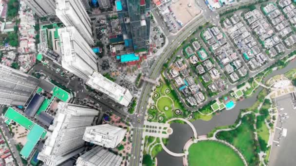 Luchtfoto 's nemen een prachtig uitzicht op de grote stad vanuit een vogelperspectief met wolkenkrabbers of hoge gebouwen tegen de achtergrond van een prachtige blauwe zee. 4K. — Stockvideo