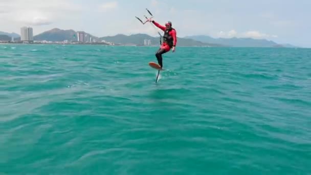 Akrobatiskt hopp av professionell kitesurfare på havet våg, idrottare som visar sport trick hoppa med drake och ombord i luften. Extrem vattensport och sommar semester koncept — Stockvideo