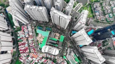 Gökdelenleri ya da yüksek binaları olan kuş bakışı manzaralı güzel bir şehir manzarası güzel mavi bir denizin arka planına karşı. 4K.