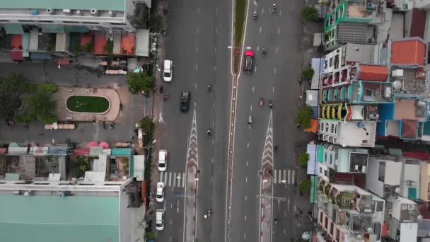 공중 드론 은 마천루 나높은 건물들이 아름다운 푸른 바다를 배경으로 하여 새들의 눈에 보이는 도시의 아름다운 경치를 보여준다. 4K. — 비디오