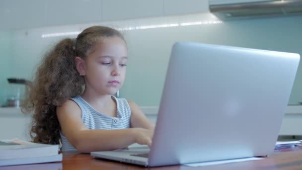Kislány egy aranyos általános iskolás gyermek 7-8 éves otthon tanul a családi tanulás hallgatja iskolai előadások házi feladatot anélkül, hogy elhagyná otthon.Gyermek otthon tanulás, gyerekek oktatási koncepció — Stock videók