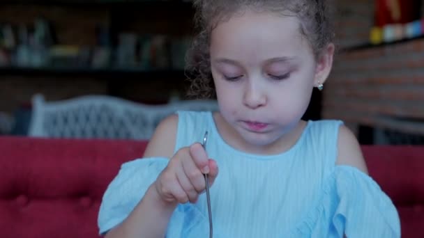 어린이가 가벼운 가정 방에서 샐러드 , 도마도 , 브로콜리 및 붉은 소오스 와 함께 으깬 감자를 먹는 모습. 어린아이가 포크로 스파게티를 돌리면서 식사를 하고 있다. — 비디오