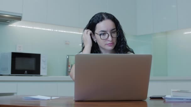 Kvinna skriva på bärbar dator sitter på soffan hemma, affärskvinna sitter hemma typer på smartphone kontrollerar post för att studera online-arbete hemma. — Stockvideo