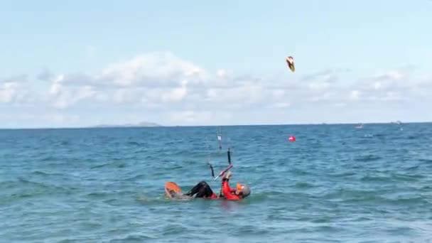 Αθλητής δείχνει τον αθλητισμό τέχνασμα άλμα με χαρταετό και του σκάφους στον αέρα. Ακραία θαλάσσια σπορ και καλοκαιρινές διακοπές έννοια. Ακροβατικό άλμα του επαγγελματικού kite surfer στο κύμα της θάλασσας — Αρχείο Βίντεο