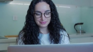 Evde dizüstü bilgisayarda yazan bir kadın, evdeki koltukta oturan bir iş kadını evde oturup akıllı telefon kontrolleri yapan bir iş kadını evde internetten öğrenim görmek için mektupları kontrol ediyor..