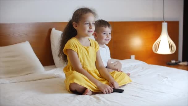 Portrait ute Little Kids While Watching TV on Laptop. Boy and Girl Watch Cartoon on Laptop on Living Room. Concept Video Game, Entertainment, Emotions, Family. Children Brother and Sister Watching TV — Stock Video