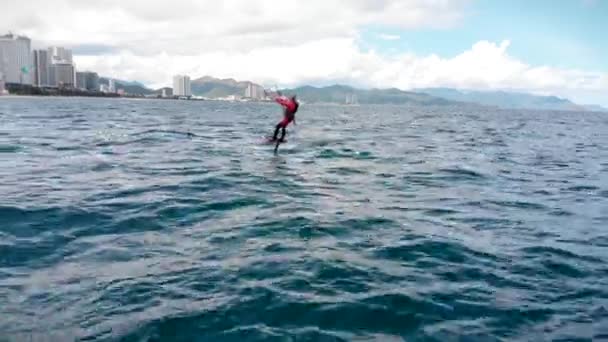 Atleta mostrando truque esporte pulando com pipa e bordo no ar. Esportes aquáticos extremos e conceito de férias de verão. Salto acrobático de kite surfista profissional na onda do mar. — Vídeo de Stock