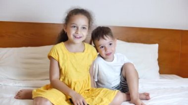 Laptop 'ta TV izlerken küçük çocukların portresi. Erkek ve Kız İzleme çizgi filmi oturma odasında dizüstü bilgisayarda. Konsept Video Oyunu, Eğlence, Duygular, Aile. Çocuklar Erkek ve Kız Kardeş TV izliyor