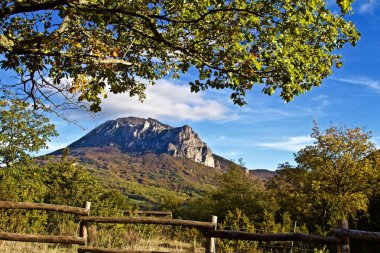 Güney Fransa'da, güneşli bir gün, ağacın altında Bugarach çevresinde hiking 